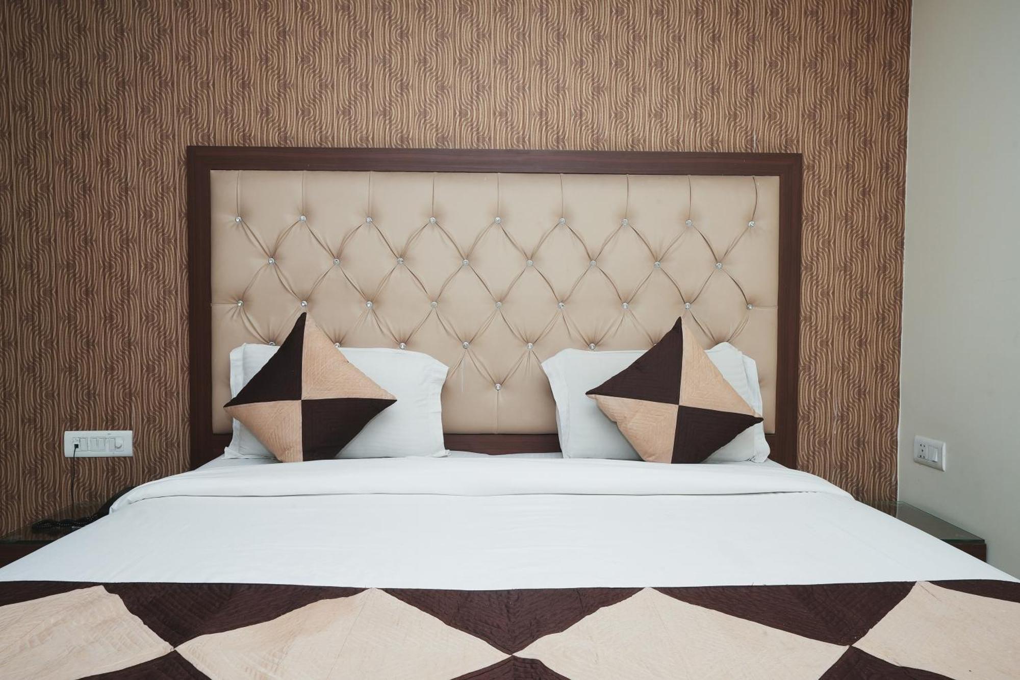 Hotel B Continental เดลี ภายนอก รูปภาพ